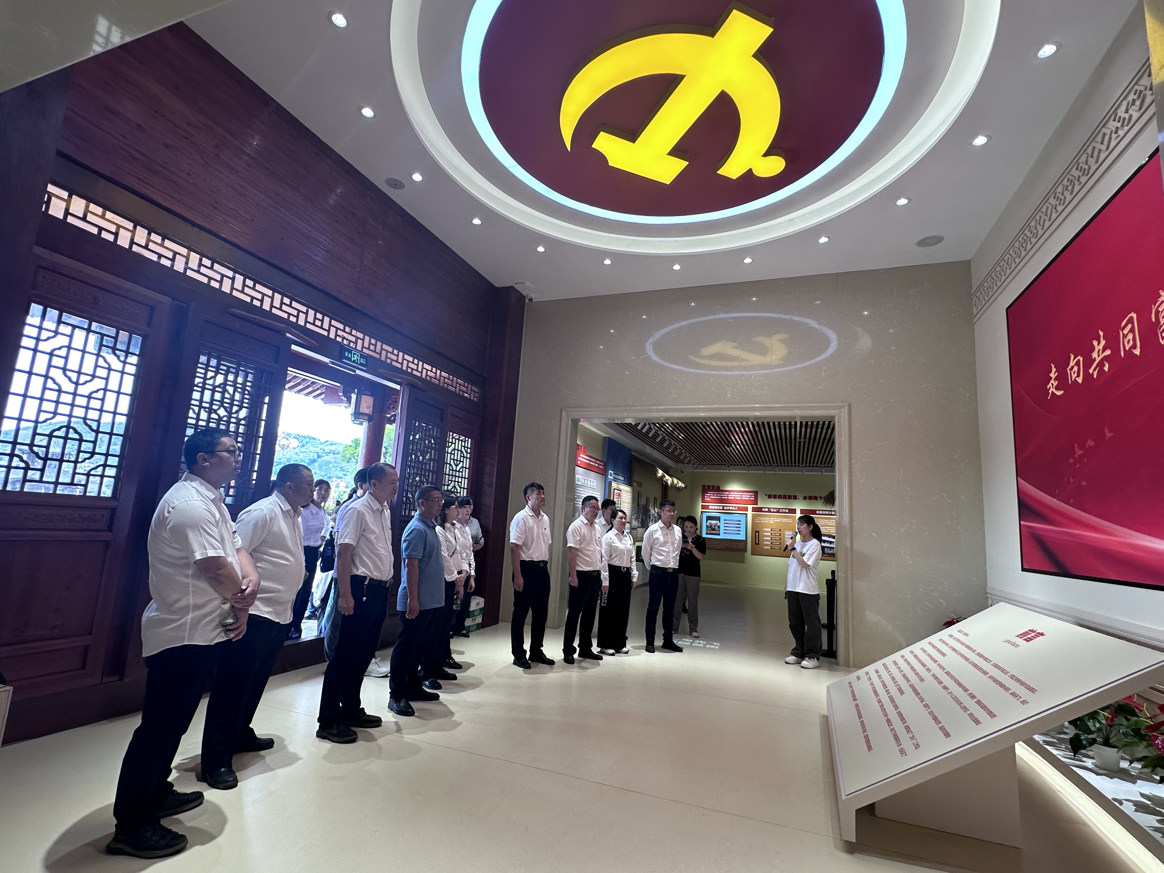 參觀(guān)柏洋促進(jìn)共同富裕主題館